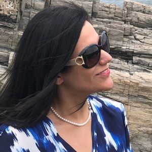 Meet your Posher, Mona